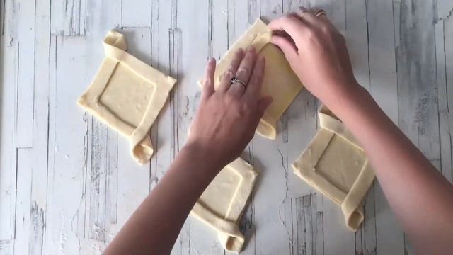 КАК ПРИГОТОВИТЬ СЛОЙКИ С КЛУБНИКОЙ ИЗ СЛОЕНОГО ТЕСТА? Простая и быстрая сладкая выпечка смотреть онлайн