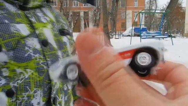 VLOG: Играем на улице, ищем в снегу спрятанные машинки смотреть онлайн