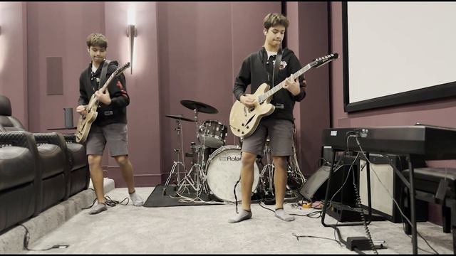 Playing "Everlong" on Dave Grohl's SIGNATURE GUITAR (Foo Fighters Guitar Cover) смотреть онлайн
