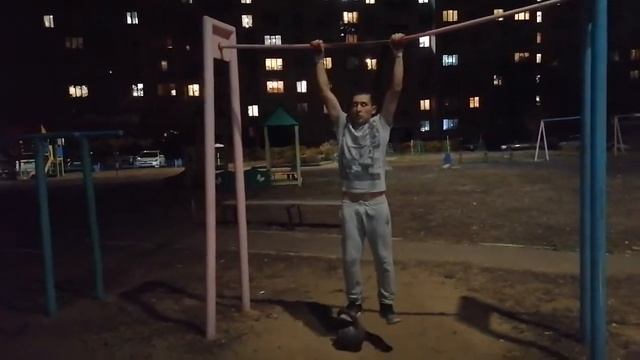 17 подтягиваний на турнике с 16 кг гирей на стопе смотреть онлайн