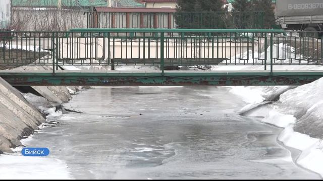 В Бийске строят дамбы из песка, чтобы не допустить подтопления дорог и жилых домов смотреть онлайн