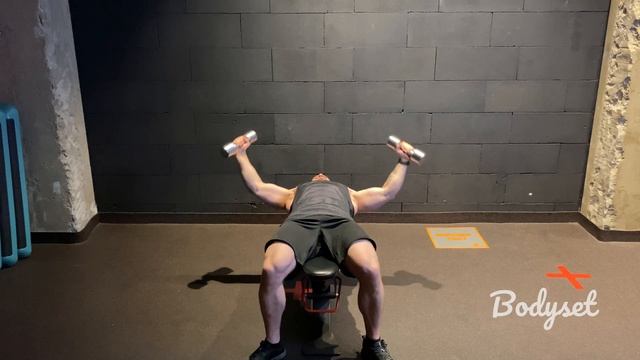 Разведение рук лежа с гантелями смотреть онлайн