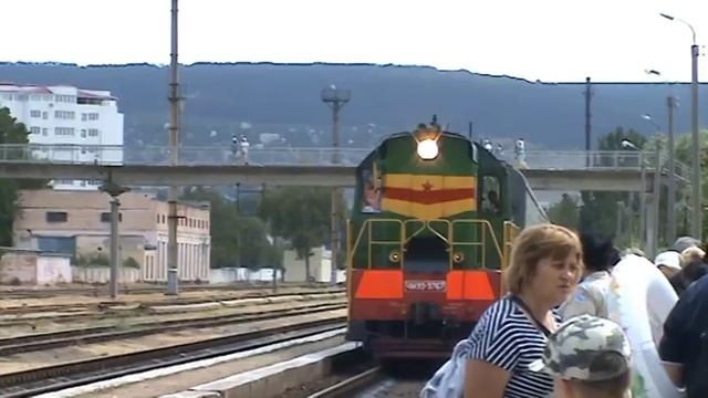 Тепловоз ЧМЭ3-3767 с пригородным поездом сообщением Феодосия - Владиславовка/Кировская смотреть онлайн