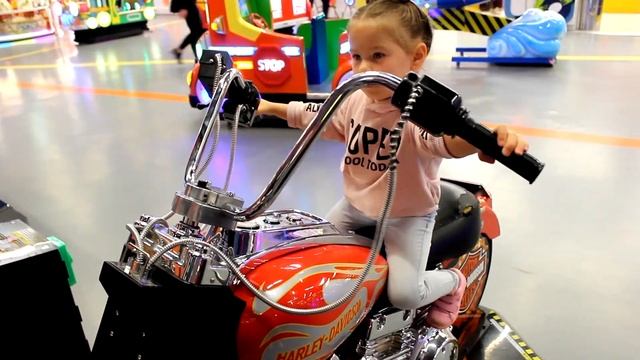 ВЛОГ: Детский парк развлечений с шариками и машинками девочка играет с детьми на детской площадке смотреть онлайн