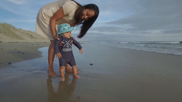 Tristan's First Beach Visit - 05.13.16 смотреть онлайн