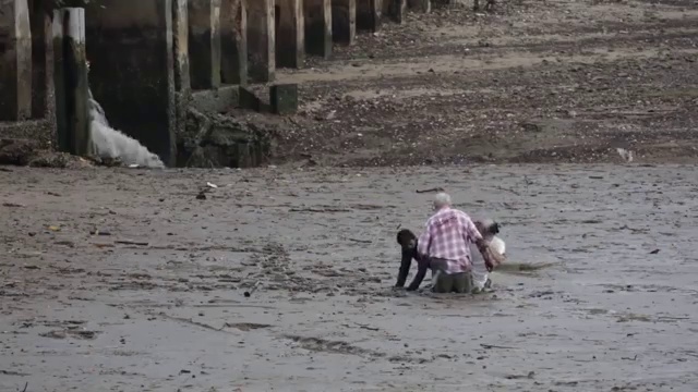 Таец помог туристам смотреть онлайн