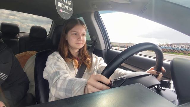 Ученик самостоятельно ездит по автодрому смотреть онлайн