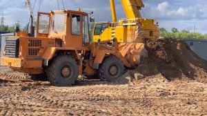 Ребята чётко работают, фронтальный погрузчик Амкодор 333 планировка грунта на площадке ООО «АСС»