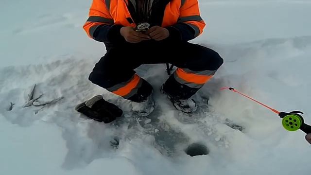 Февраль Таёжная река С Саньками ловим харюзка День 3 й смотреть онлайн