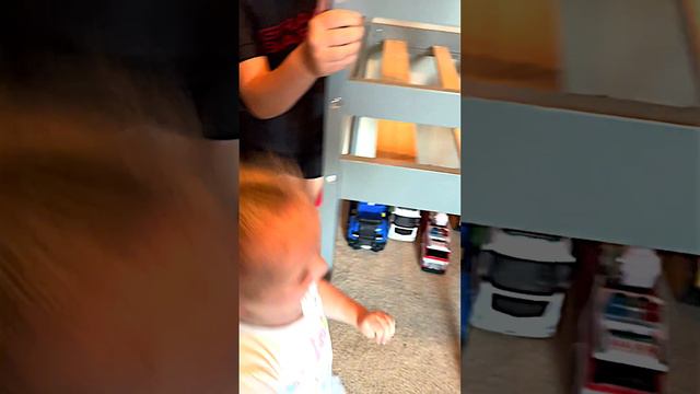 Little Girl's Priceless Reaction to See Her New Loft Bed смотреть онлайн