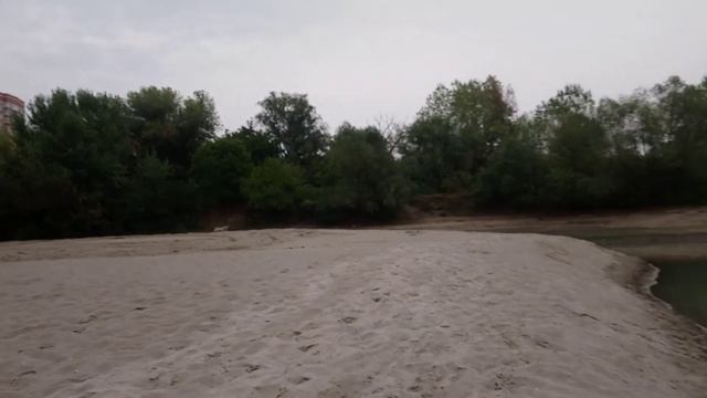 Горящий песок и красивый розовый закат на реке Кубань. Краснодар