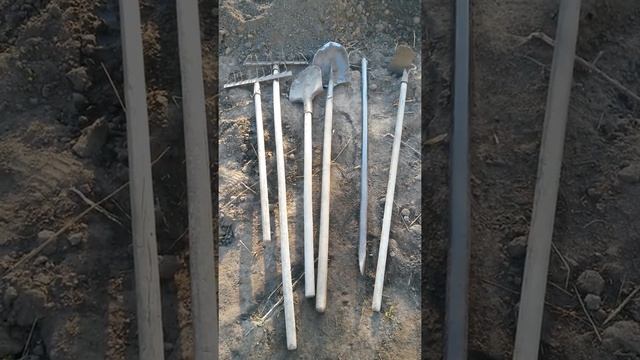 Шесть инструментов лежат на подсохшей земле Тринадцатого Мая - двое грабель, две лопаты, лом и тяпк смотреть онлайн