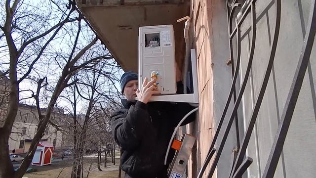 Монтаж наружного блока с лестницы. смотреть онлайн
