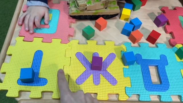 Запуск речи у ребенка с аутизмом. Первые звуки. Фрагмент занятия. смотреть онлайн