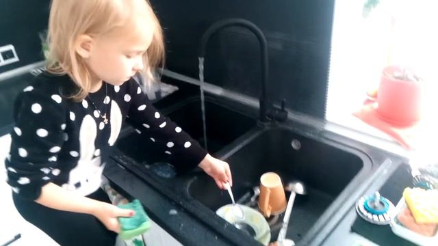 Алиса помогает деду моет посуду!!! смотреть онлайн