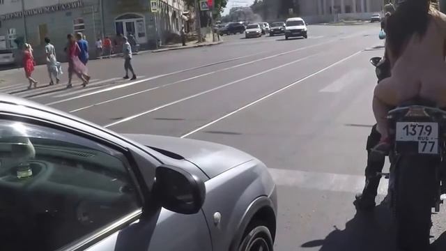 Без трусов на байке!!!! смотреть онлайн