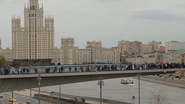 Парк Зарядье в Москве 2 мая 2021 года смотреть онлайн