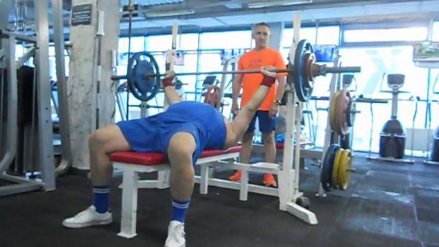 24.09.2023г. Жим лёжа 77.5 кг на 20 раз. 62 года , вес 106.4 кг. смотреть онлайн