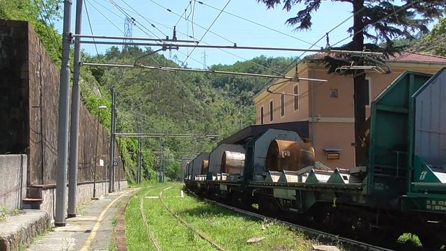 E494 032 con il MRS Genova Sestri Ponente - Novi San Bovo a Genova Acquasanta смотреть онлайн