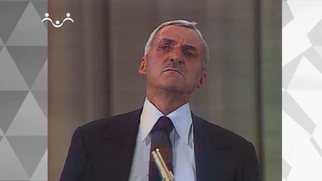 Стихотворение «Ты помнишь, Алеша, дороги Смоленщины…» читает автор Константин Симонов. смотреть онлайн