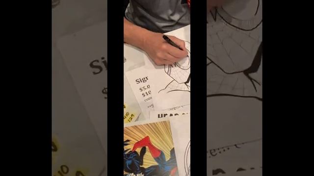 Randy Emberlin sketches spider-man at a comic book convention. смотреть онлайн