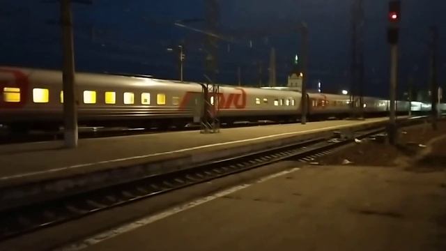 Электровоз ЭП20-061 с поездом №30 Москва - Новороссийск