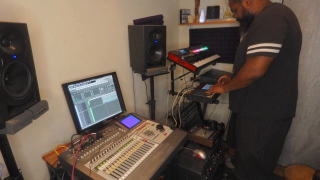 Producing exclusive beat with Roland Vs 2480 called "Get Money" смотреть онлайн