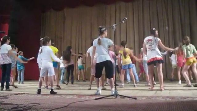 Конгаз 1 июня.Танец под песню Shakira- Loca смотреть онлайн