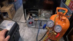 Заправка маленькой морозильной витрины COOLEQ на 290 фреоне.