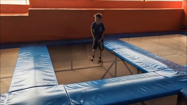 ТРЮКИ в БАТУТНОМ центре JUMP Магнитогорск смотреть онлайн