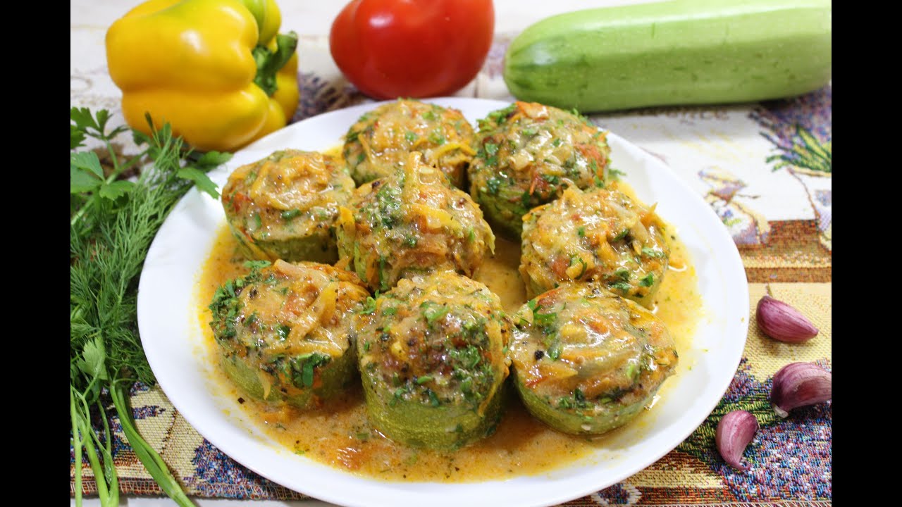 Блюдо на всё лето! Кабачки фаршированные мясом, запеченные в духовке с соусом. смотреть онлайн