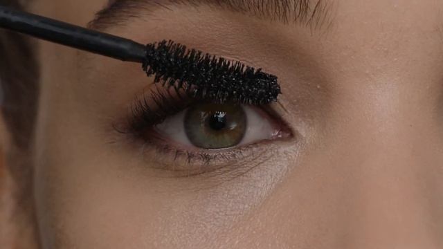 Maybelline New York Colossal Mascara | Application in Motion смотреть онлайн