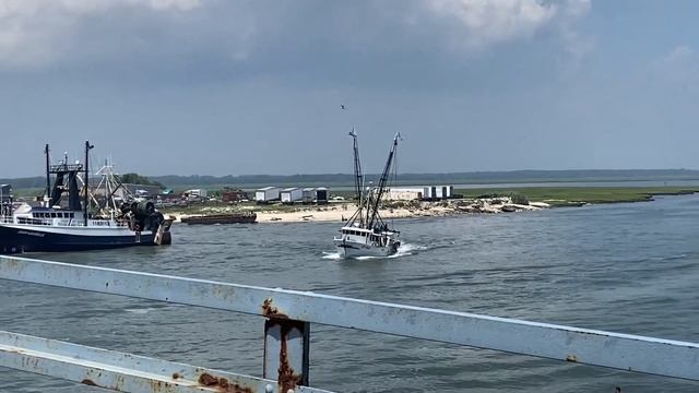 Watching the Middle Thorofare Drawbridge Open (By 2 Mile Landing) смотреть онлайн