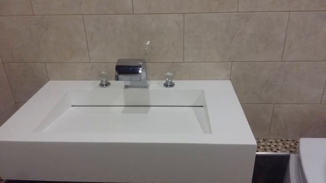 широкий смеситель на широкой раковине