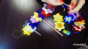 Гавайские бусы и цветочек на голову?