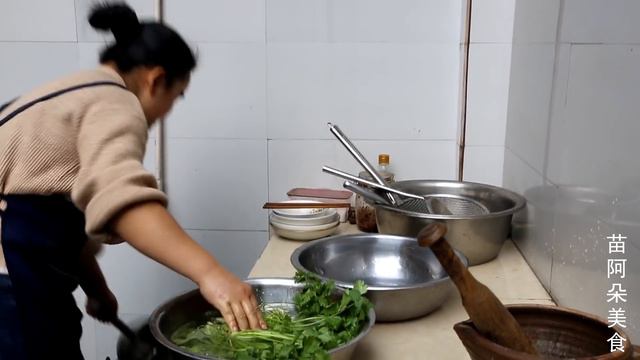 3斤香菜拌辣椒，苗大姐都笑疯了，就像牛吃草，还是猪肉好吃！【苗阿朵美食】