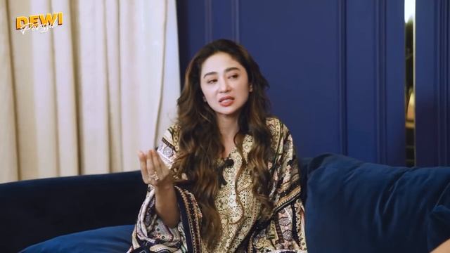 TERUNGKAP.. AYU SORAYA BUKA SUARA DISELINGKUHI 7 KALI, SUAMI FOTO BARENG SAAT UMROH!!