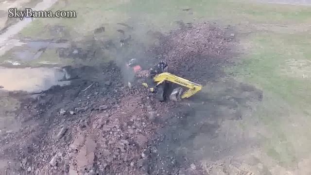 Неудачный снос кирпичной трубы экскаватором смотреть онлайн