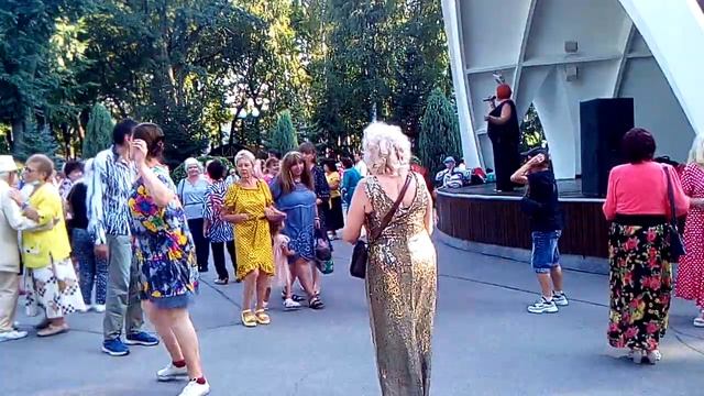 89. Танцуем парк горького танцы *Красный мак цветет*. Танцы парк горького ретро танцы. смотреть онлайн