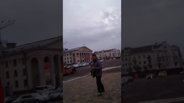 Утренний бег. Саксофонист играет на улице. смотреть онлайн