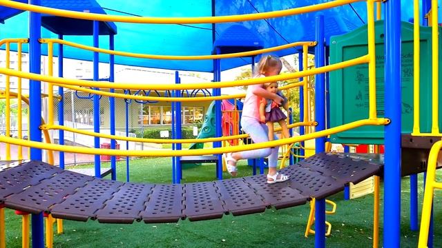 Настя с куклой играет на детской площадке. Мой весёлый день. смотреть онлайн