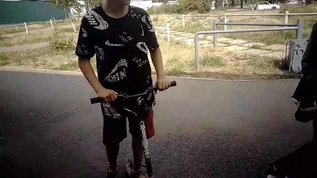 Трюки на самокатах ЧЕЛЛЕНДЖ (feat M4) ***Упал разбил нос*** смотреть онлайн