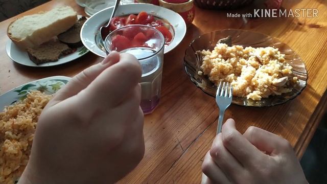 ОБЖОР МУКБАНГ С БРАТОМ | ПЛОВ С МАРИНОВАННЫМИ ПОМИДОРАМИ | MUKBANG eating show смотреть онлайн