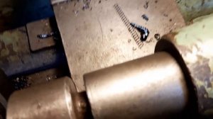 отрезаю болванку 180 мм. на токарном резцом