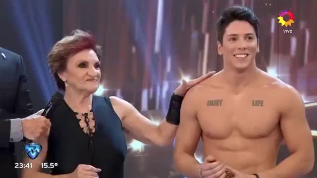 El bailarin de Consuelo Peppino se desnudo en vivo смотреть онлайн