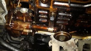 Почему выдавливает сальник из под масленного фильтра и масло выливается.