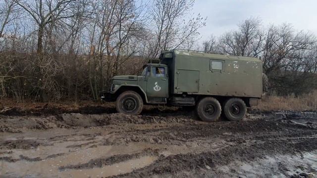 ЗиЛ 131 чуть не положил на бок. Еле выехал смотреть онлайн