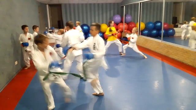 Каратэ клуб СКИФ/Karate club SKIF. Упражнения с поясом. Часть 1-я. Уроки каратэ для детей. смотреть онлайн