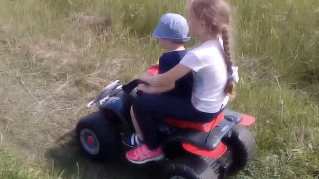 Детский электроквадроцикл Peg-Perego Corral T-Rex смотреть онлайн