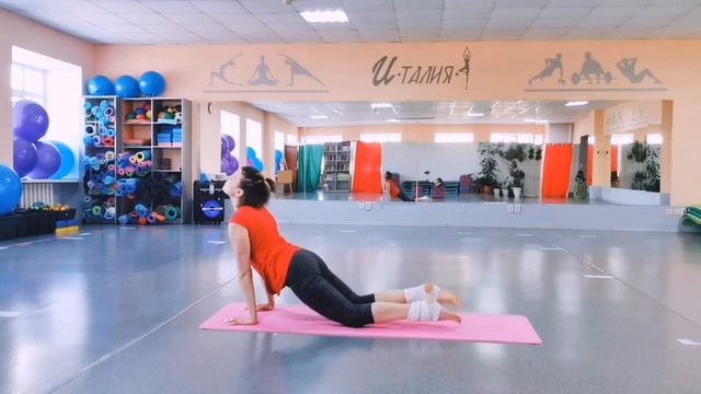 Йога с лентой 60+. Фитнес-клуб "И-Талия". Ведущий инструктор Марина. смотреть онлайн